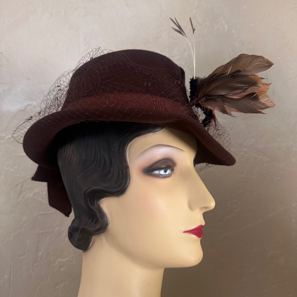 EXTRAORDINARY 1940s\' BROWN FELT FEDORA/SPLIT CROWN, VEIL & FEATHER \